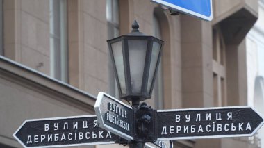 Deribasovskaya Caddesi 'ne sokak işaretli eski bir fener. Derybasivska Caddesi, Ukrayna' nın Odessa kentinin göbeğinde bir yaya geçidi. Sokağa Jose de Ribas 'ın adı verilmiştir.