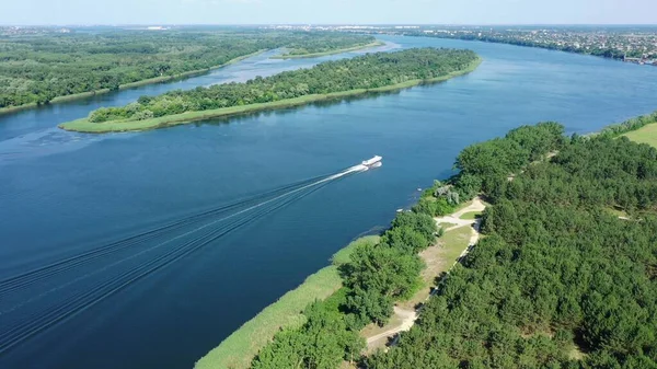 Hava görüntüsü. Hidrofolyo gemisi Ukrayna 'daki Dinyeper Nehri boyunca yol alıyor..