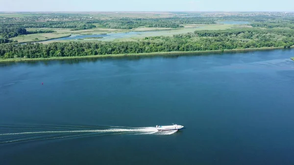 Hidrofolyo gemisi Ukrayna 'daki Dinyeper Nehri boyunca yol alır. Hava görünümü