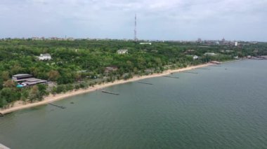 Şehir plajı hava manzarası. Kuşbakışı bakınca, denizin kıyılarını görebilirsin..