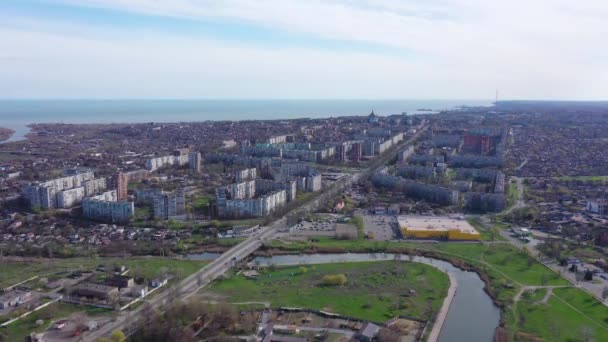 从海空看城市 从鸟瞰的角度 你可以看到居民楼 城市街道 地平线上是大海 Mariupol乌克兰 — 图库视频影像