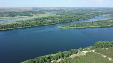 Hava görüntüsü. Dinyeper nehrinin panoramik manzarası. Ukrayna.