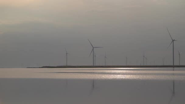 傍晚时分海边的风电场 — 图库视频影像