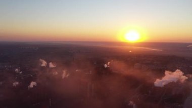 Atmosferin kirliliği. Şafak vakti meta cerrahi girişimi. Güneş toz ve gazın içinden parlıyor. Hava görünümü