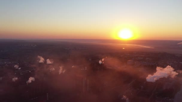 大气污染 冶金企业在黎明时分 阳光透过灰尘和气体照耀着 空中景观 — 图库视频影像