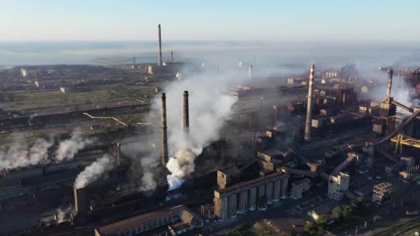 Vista Aérea Fumaça Branca Das Chaminés Uma Planta Metalúrgica Mar — Vídeo de Stock