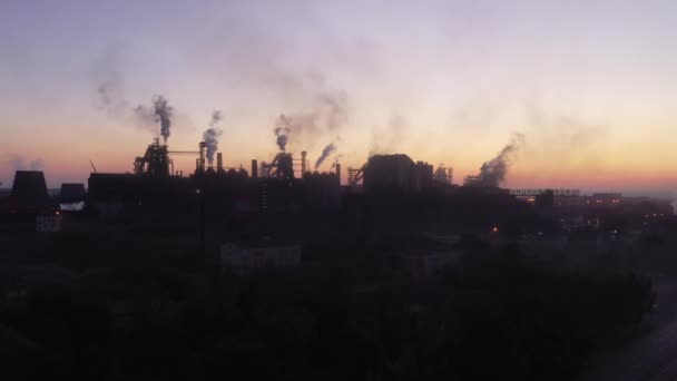 夜明け前の空の背景にブラスト炉店の煙 ほこり 空中風景 — ストック動画