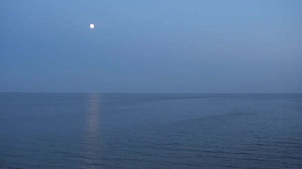 海の上の月の道 海の表面に美しい光沢のある月の道 — ストック動画