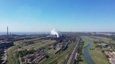 Çelik fabrikasının kuş bakışı görüntüsü. Bitki deniz ve nehir kıyısında yer almaktadır. Çevre kirliliği