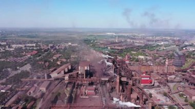 Çelik fabrikasının kuş bakışı görüntüsü. Hava kirliliği. Ekolojik felaket