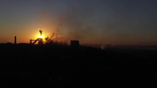 大気汚染だ 夜明けに太陽の下で爆発炉のシルエット 空中風景 — ストック動画