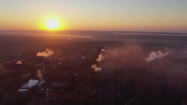 Légi Felvétel Légszennyezés Füst Por Gáz Egy Acélmalomból Hajnalban Nap — Stock videók