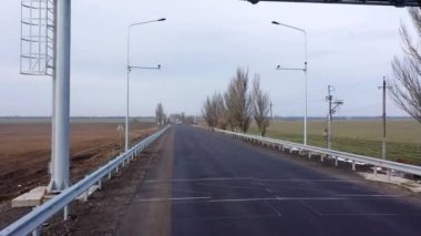 İnsansız hava aracı hareket halindeki araçların tartı sisteminde uçuyor. İnsansız hava aracı bakış açısı. Bu sistemler bir kamyonu eş zamanlı olarak tartmayı sağlar..