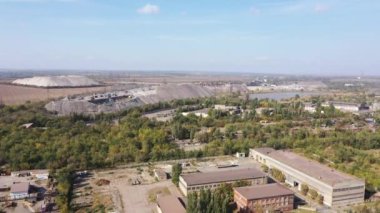 Metalurjik bitkinin bölgesi. Metalurjik kaltağın işlenmesi için atölye çalışması. Hava görünümü