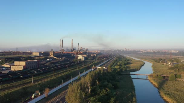 浓雾弥漫的工业区的无人机拍摄 市区的空气污染和烟尘 — 图库视频影像