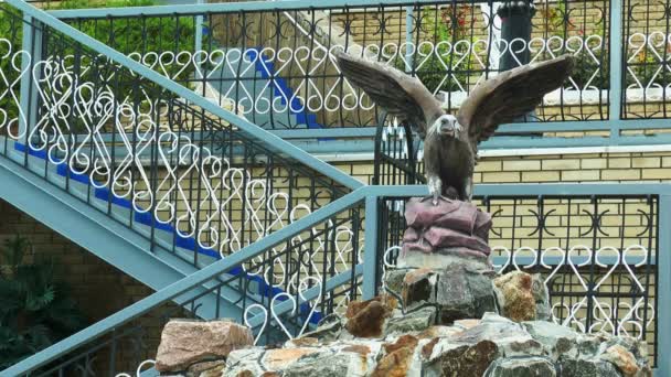 Скульптура орла — стоковое видео