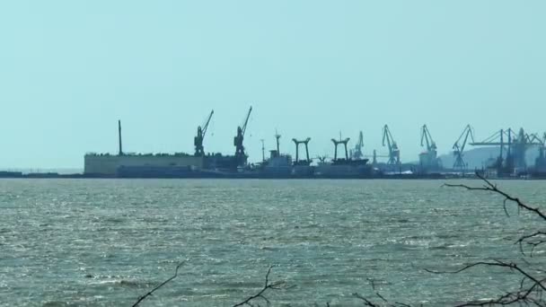 Puerto marítimo, vista general desde la playa — Vídeos de Stock