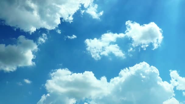 Nuages se déplacent à travers le ciel — Video