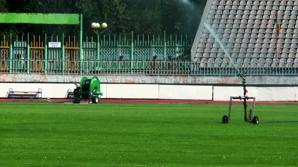 Voetbal veld irrigatie — Stockvideo