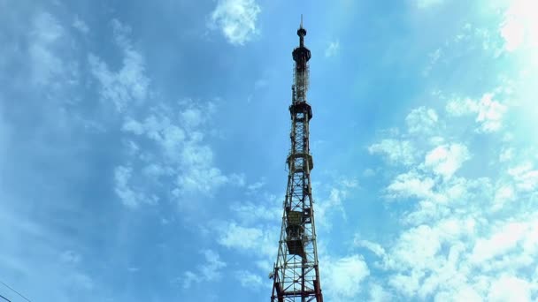 Nubes de movimiento rápido sobre la torre de televisión — Vídeos de Stock