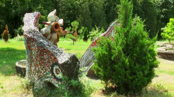 Figuras de piedra abstractas en el parque de la ciudad — Vídeo de stock