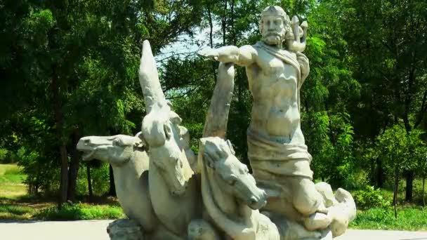 Sculptuur van Neptunus rijden in stadspark — Stockvideo