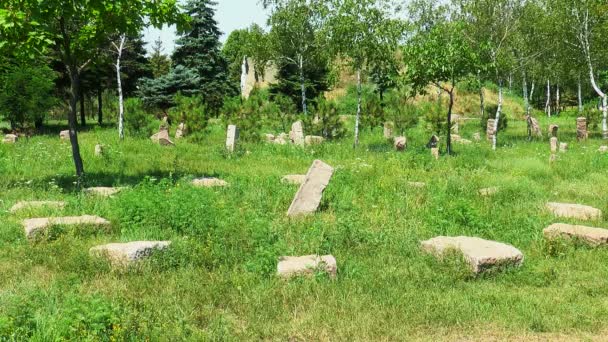 Сонячний годинник з камінням — стокове відео