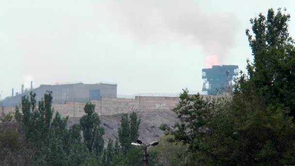 Duman ve yangın tüpü çelik fabrikası — Stok video