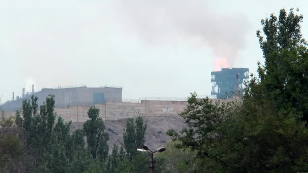 Fum și tub de foc Plantă de oțel — Videoclip de stoc