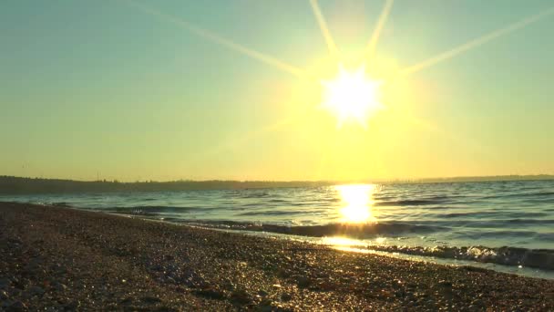 Reflejo del sol naciente en el mar — Vídeo de stock