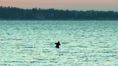 Bir adam daha önce şafak Balık ağı denize denetler