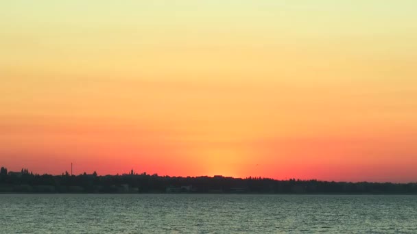 De zon wordt weergegeven boven de horizon van de zee — Stockvideo