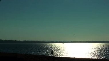 Geceleri sahilde yürüyen bir kadın