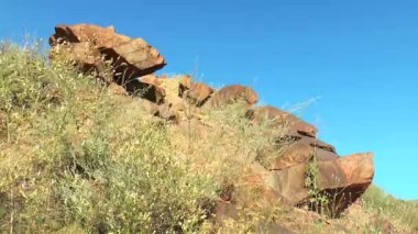 Mavi gökyüzüne karşı taş