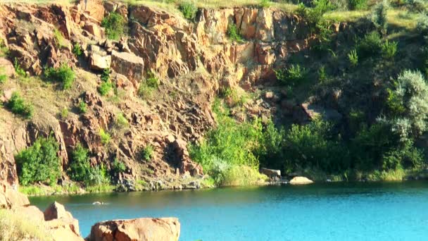 El hombre nada en el lago de la montaña — Vídeos de Stock