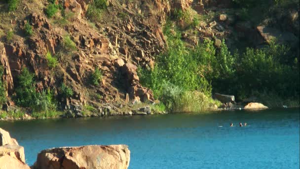 La gente nada en un lago de montaña — Vídeos de Stock