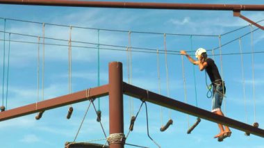 Teleferik ile adamdır