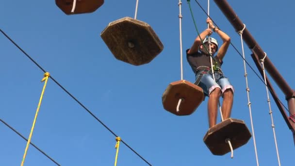 Man klampt zich vast aan de touwen — Stockvideo