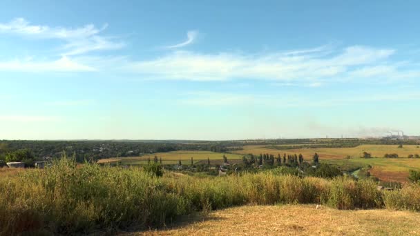 Поле проти неба з хмарами — стокове відео