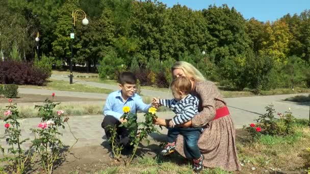 Mom kid shows a yellow rose — Stock Video