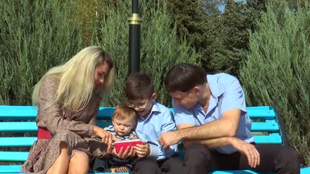 Famille regardant un smartphone — Video