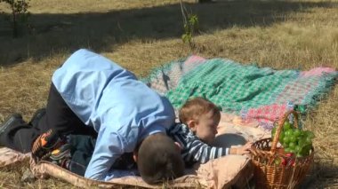 Çayırda oynayan iki kardeş