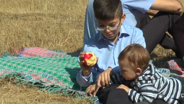 De jongen eet een appel — Stockvideo