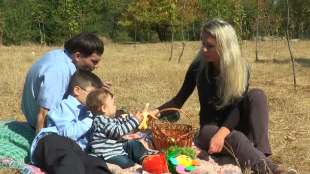 Una madre alimenta a su hijo de plátano — Vídeos de Stock