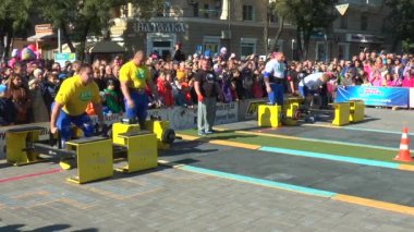 Sporcu 335 kg ağırlığında bir kabuk taşıyor.