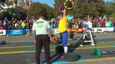 Spor bayrak. Atlet demir bloğu kaldırıyor.