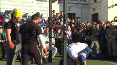 Atlet ancak bir taş topu 160 kg atar