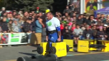 Atlet iki demir bavul taşır 150 kg her