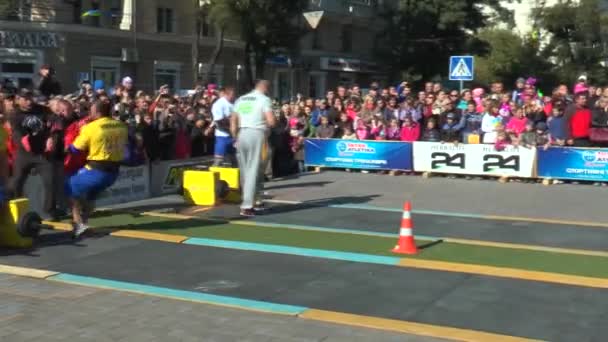 Atleten concurreren in de overdracht van ladingen — Stockvideo