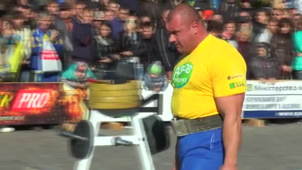 De atleet uit Oekraïne draagt twee ijzeren koffers 150 kg per stuk — Stockvideo